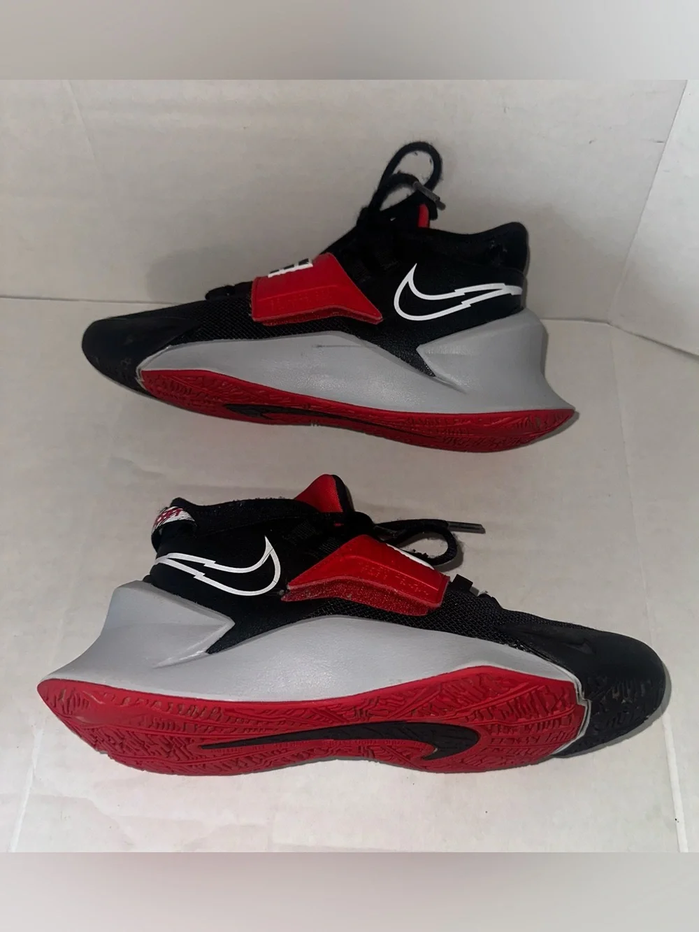 Nike Future Court 3 Black/White/Red Boys Sneakers Shoes Size 4Y CT2866-008